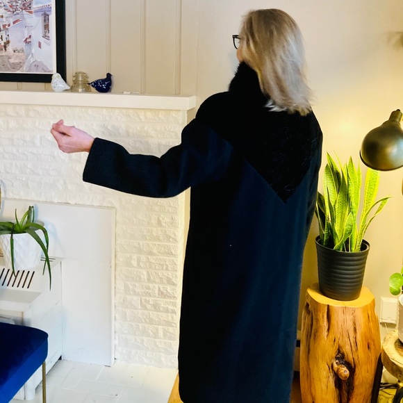 Gorgeous & Classic Vintage Wool Coat With Genuine Fur Collar - Picture 7 of 14